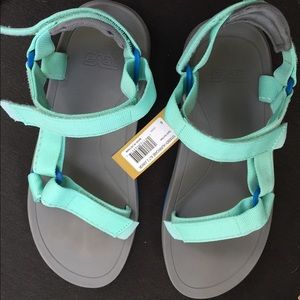 NWT Teva hurricane xl2 sandal